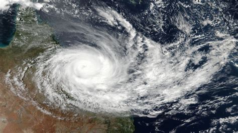 Residents flee as cyclone approaches northwest Australia